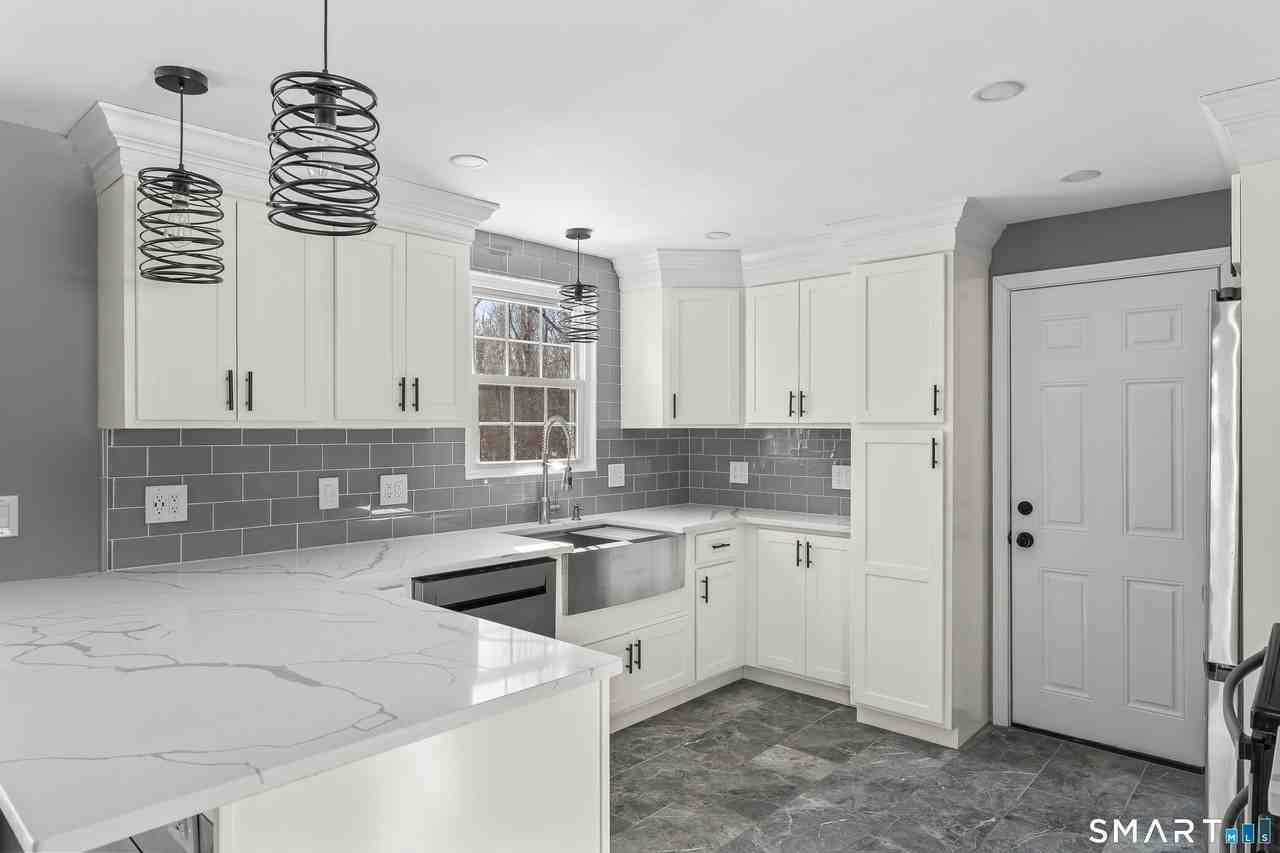 17 Champlain Dr - Photo 2 of 26