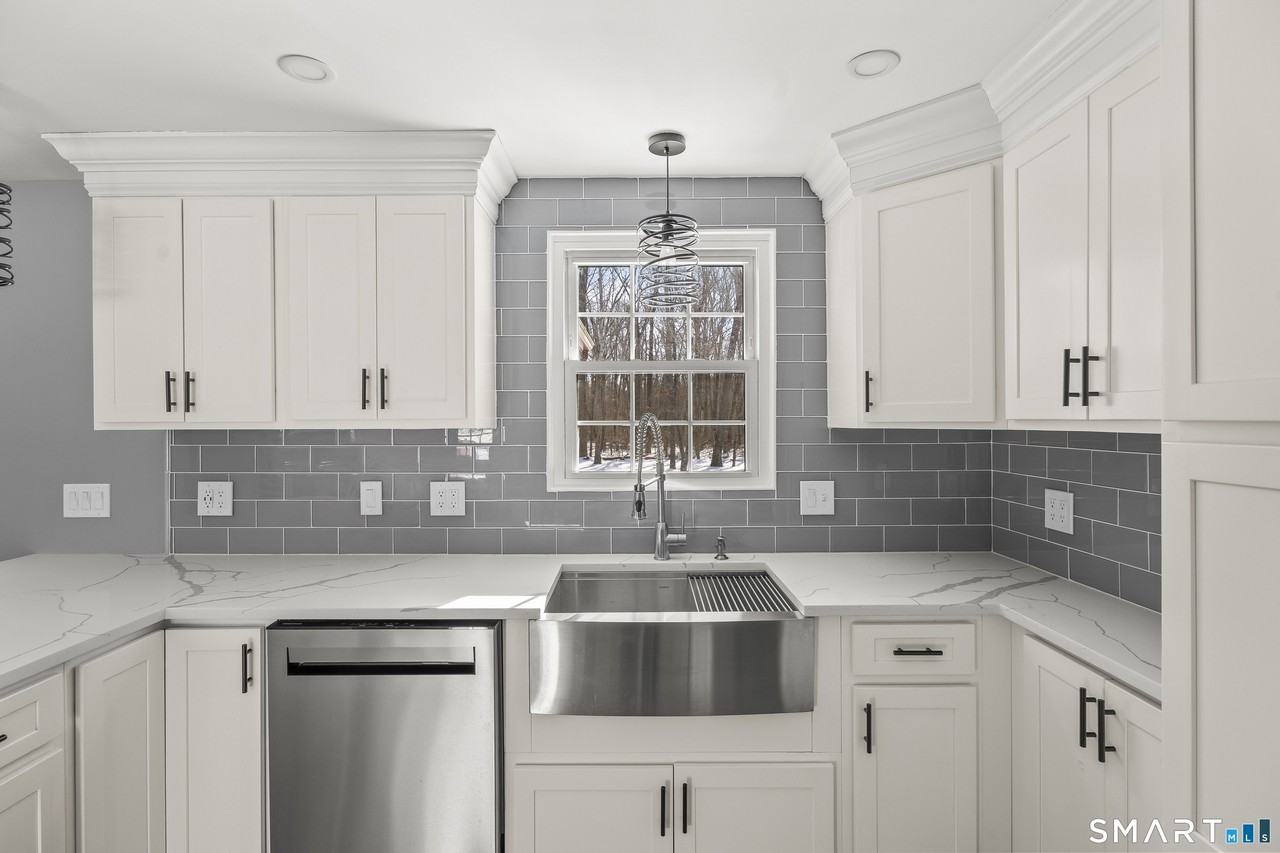 17 Champlain Dr - Photo 3 of 26