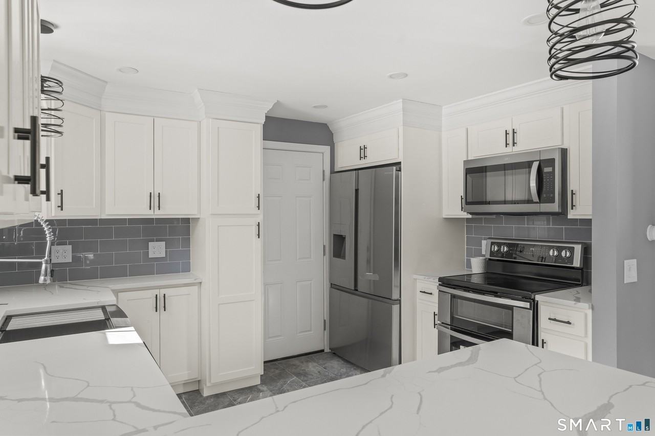 17 Champlain Dr - Photo 4 of 26