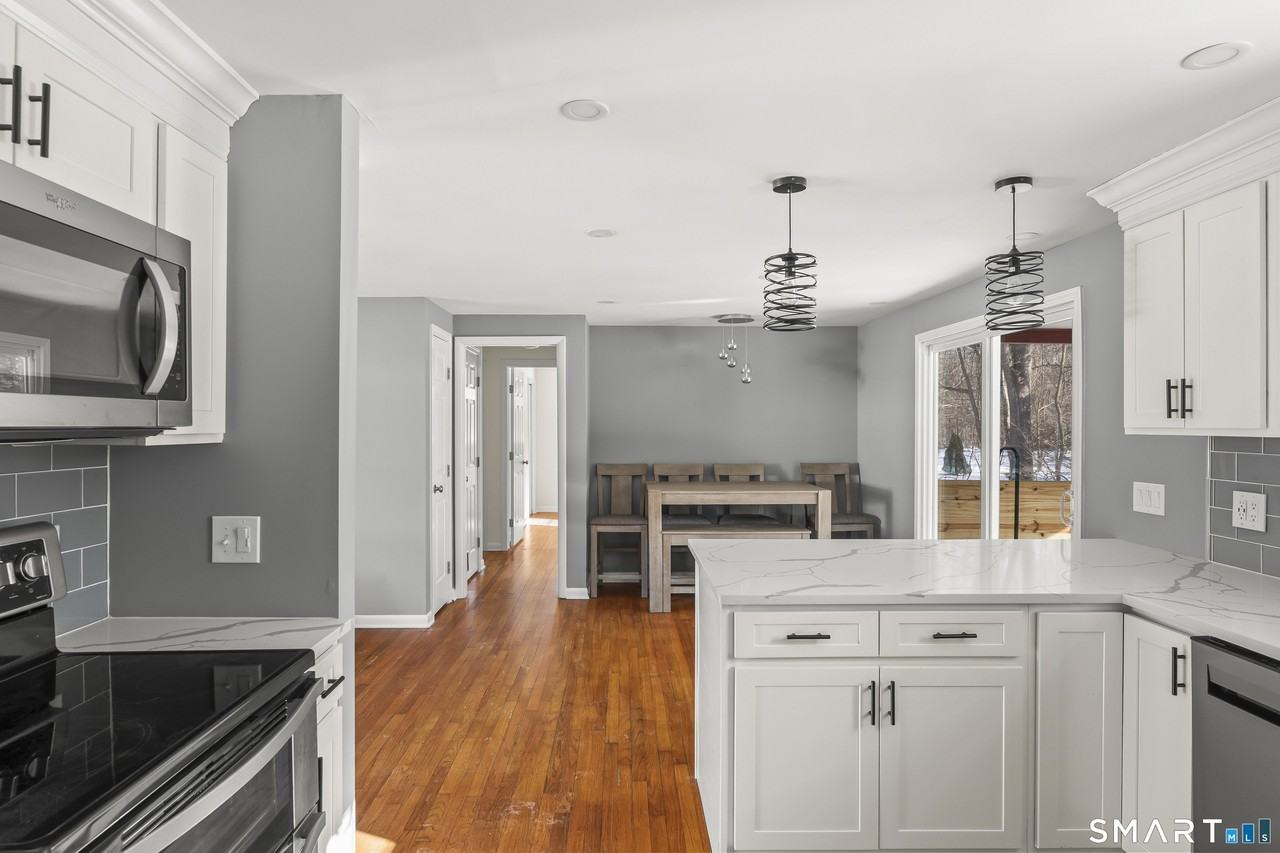 17 Champlain Dr - Photo 5 of 26