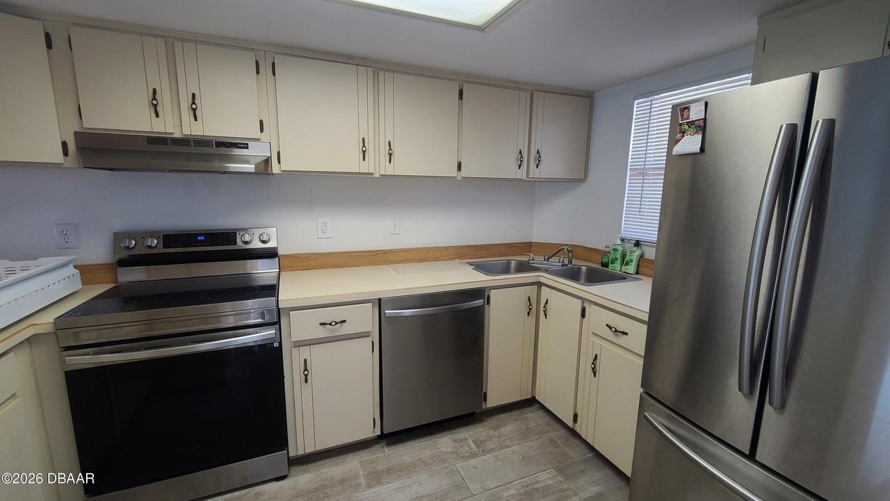 3131 S Ridgewood Ave Apt 203 #203 - Photo 4 of 27