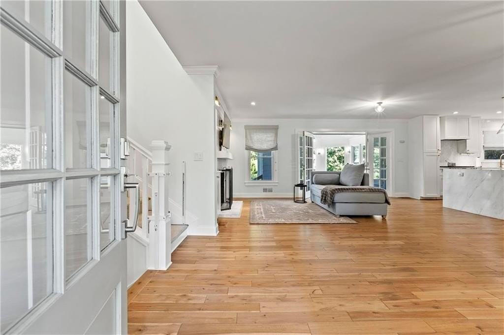 4820 Powers Ferry Rd - Photo 4 of 42