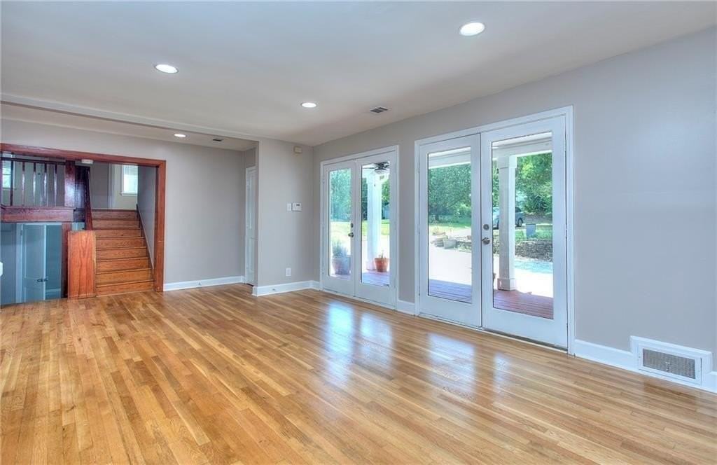 2067 Brockett Rd - Photo 7 of 38