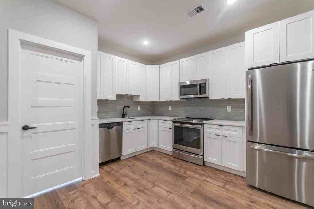 437 N 35th St #C - Photo 3 of 9