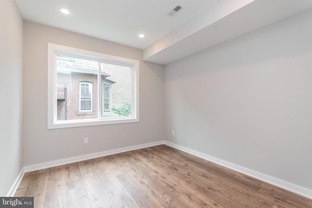 437 N 35th St #C - Photo 4 of 9