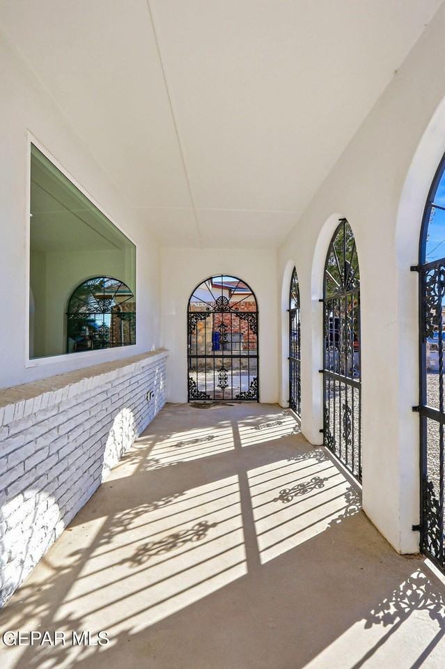 5713 Creston Ave - Photo 5 of 41