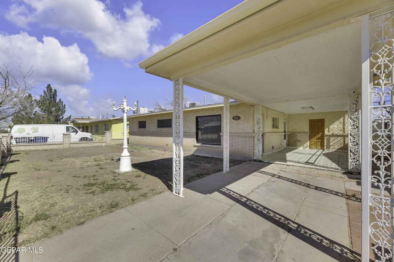 252 Trinity Pl - Photo 3 of 37