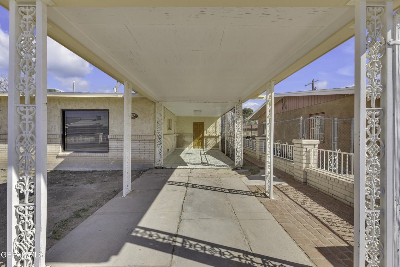 252 Trinity Pl - Photo 4 of 37