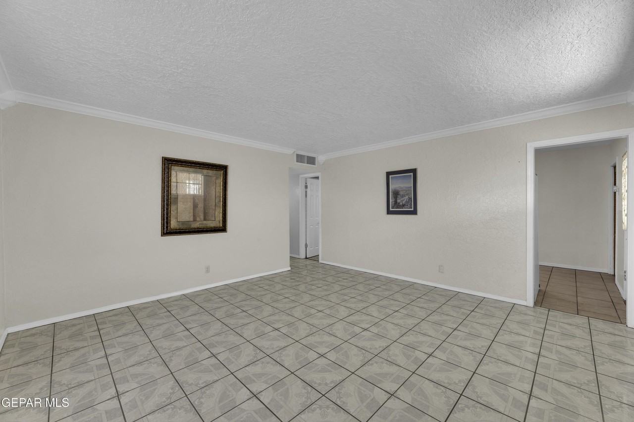 252 Trinity Pl - Photo 6 of 37