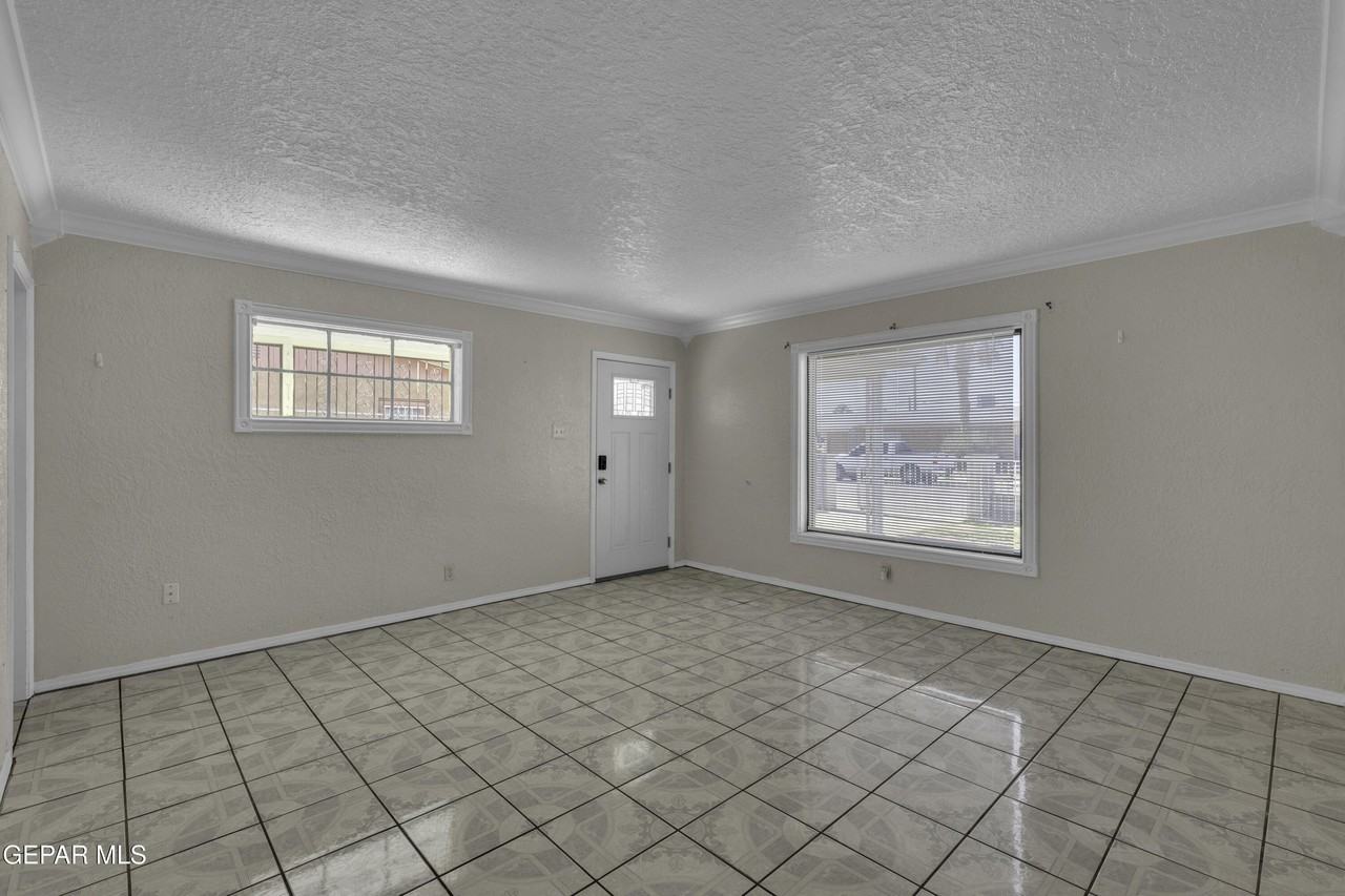 252 Trinity Pl - Photo 7 of 37