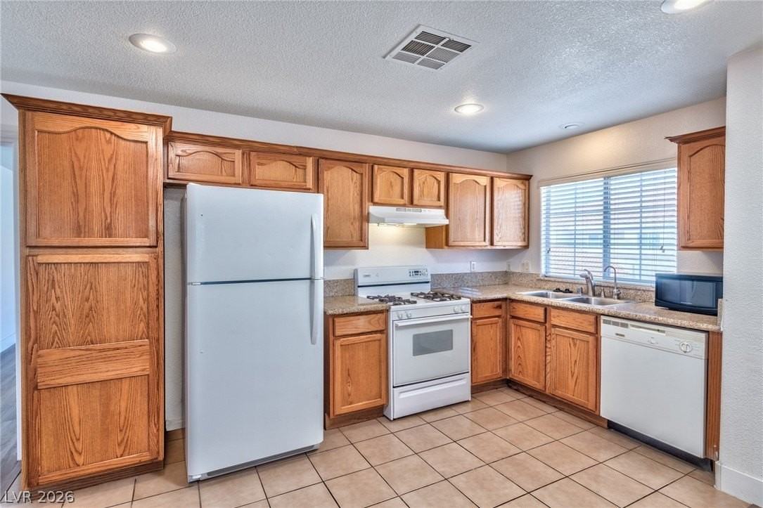 3327 Erva St #204 - Photo 5 of 15