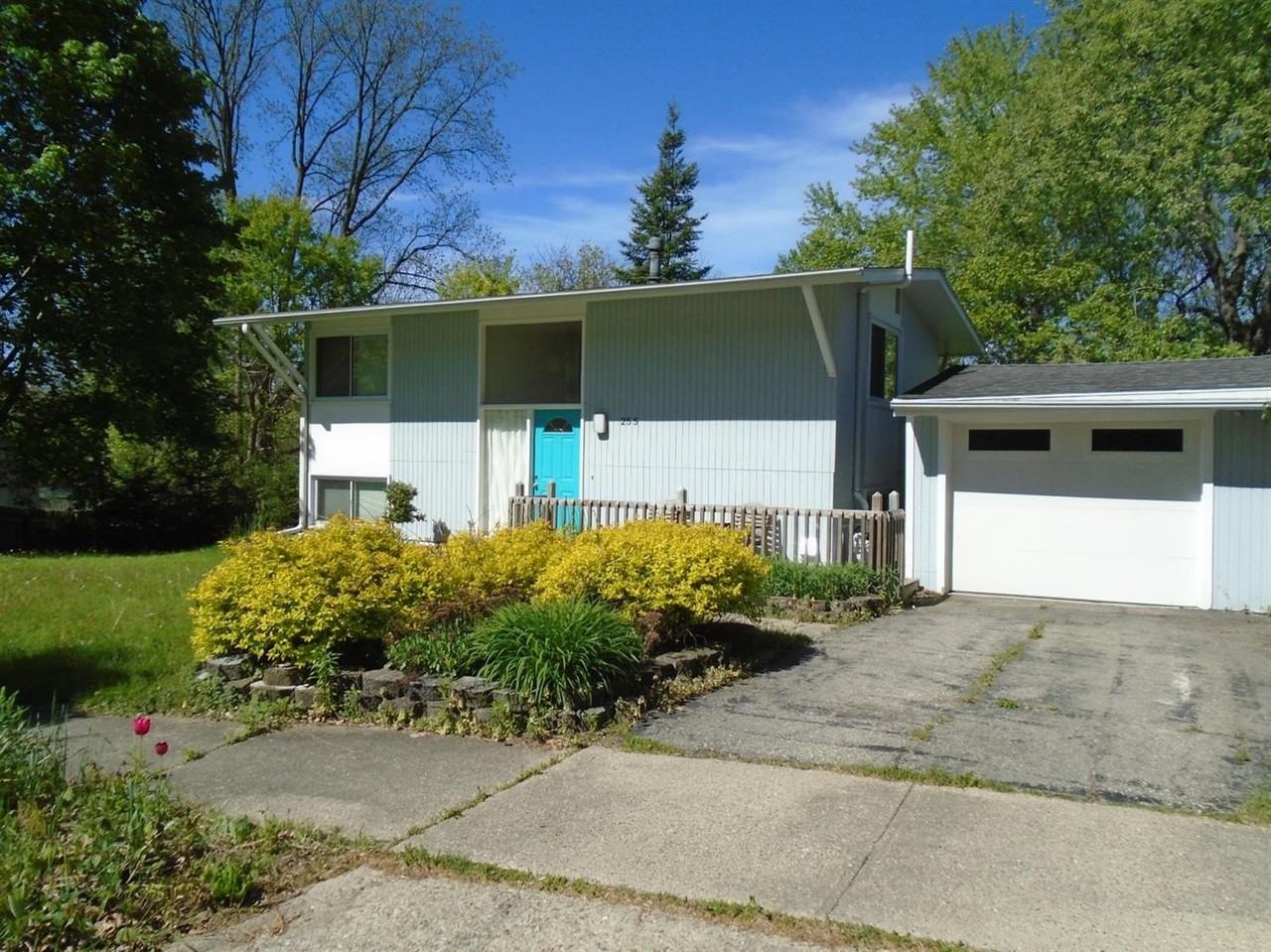 255 Brookside Dr - Photo 2 of 25