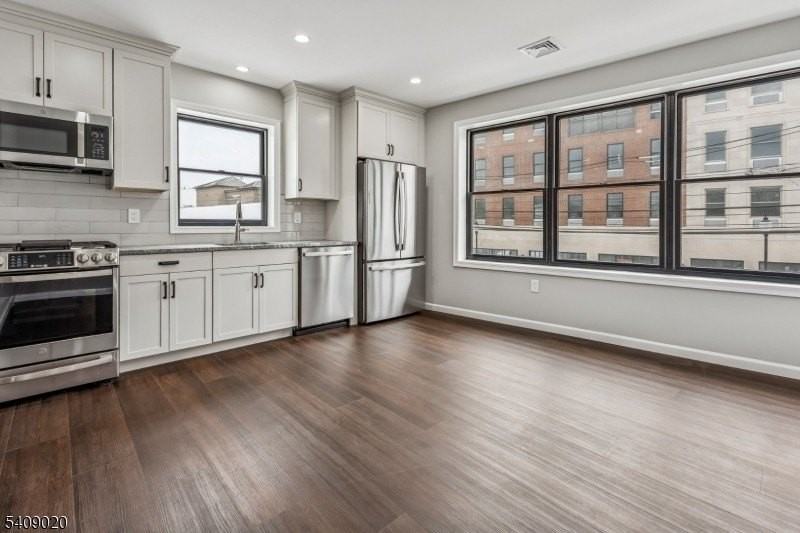 268 Morris Ave #A - Photo 5 of 22