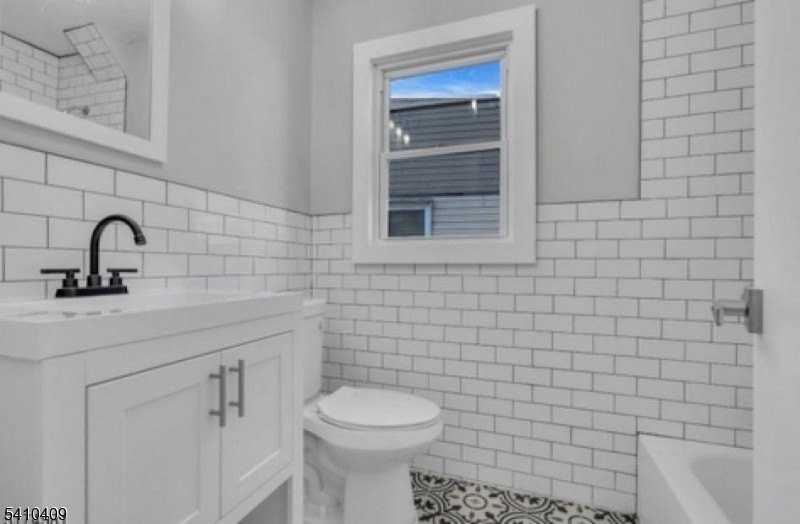 83 Sheridan Street - Photo 5 of 9