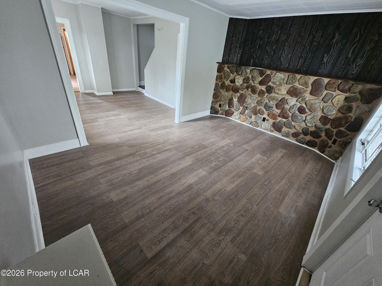 211 N Everett Ave - Photo 3 of 28