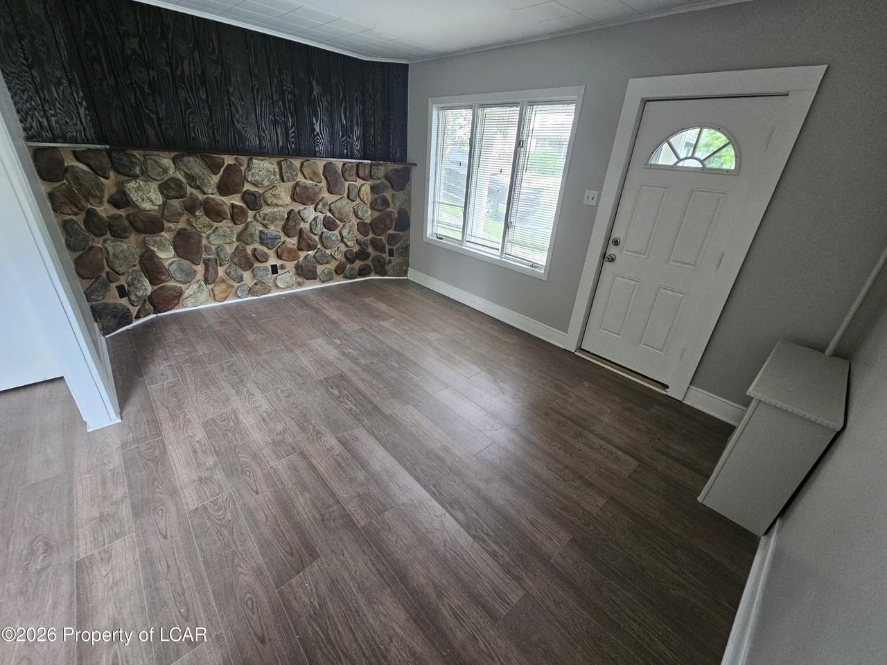 211 N Everett Ave - Photo 4 of 28