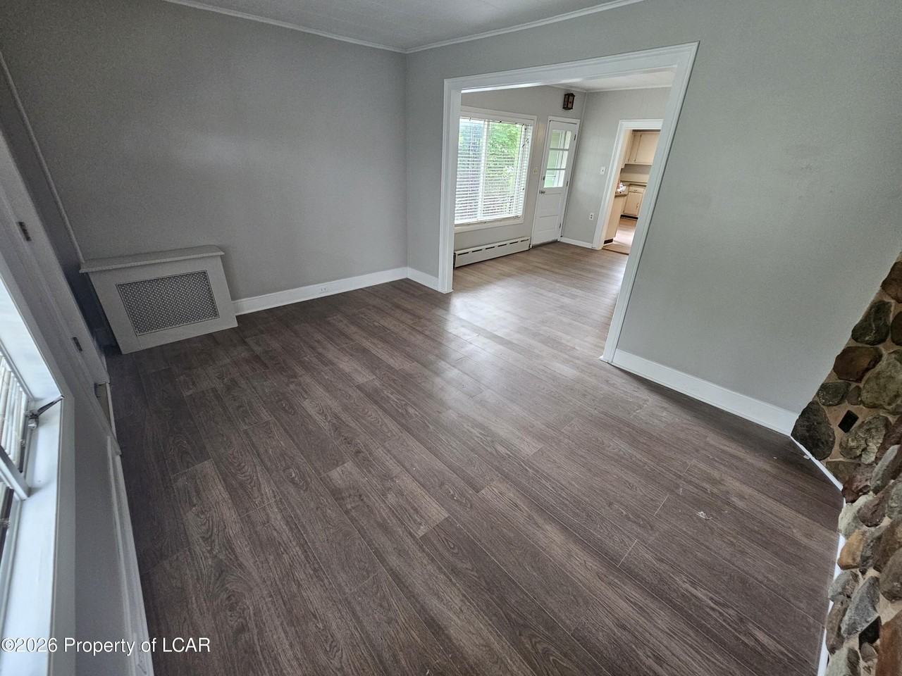 211 N Everett Ave - Photo 5 of 28