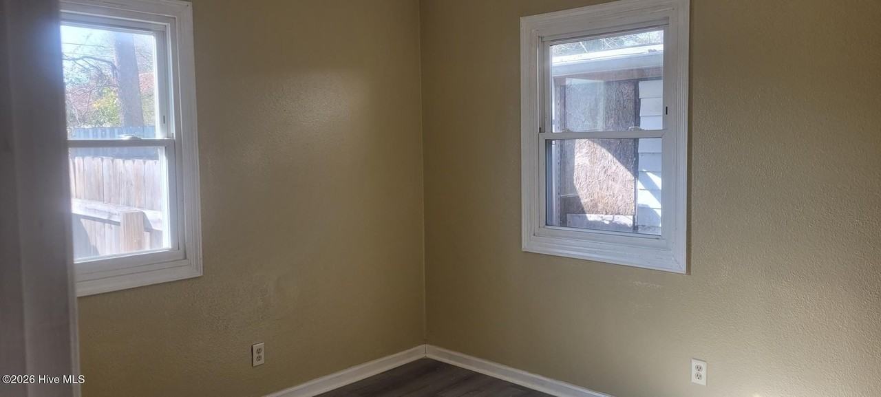 415 Bell St - Photo 5 of 8