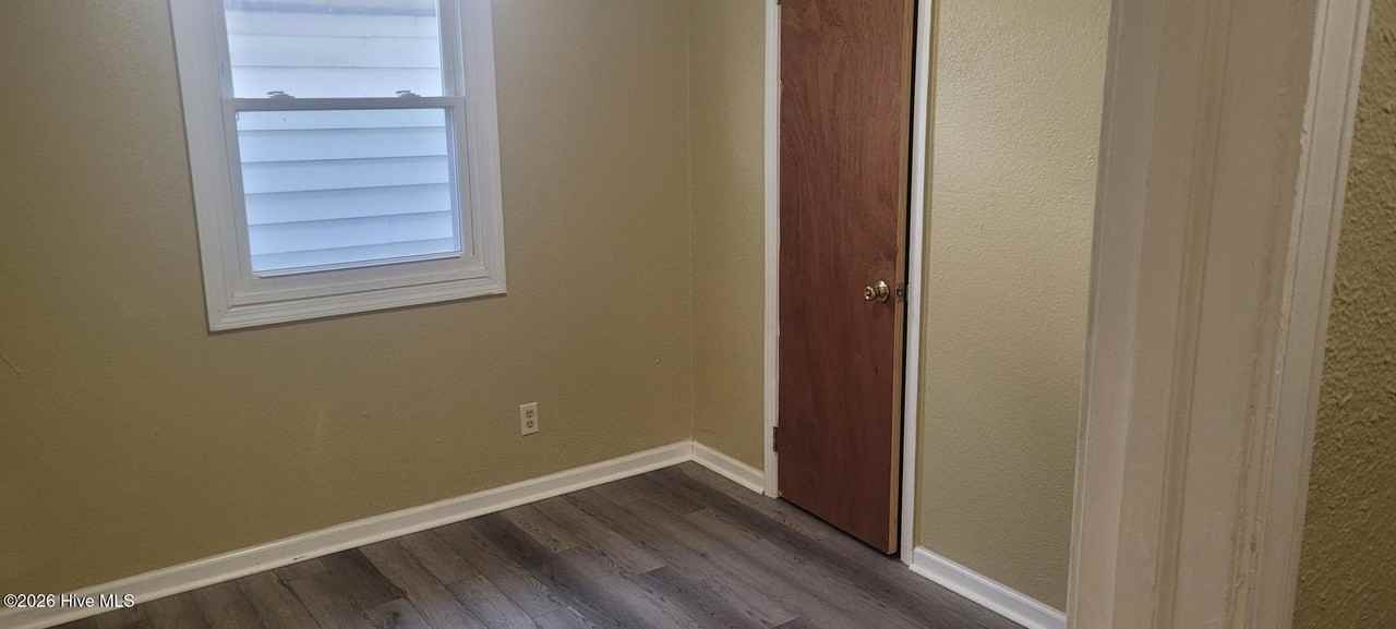 415 Bell St - Photo 6 of 8