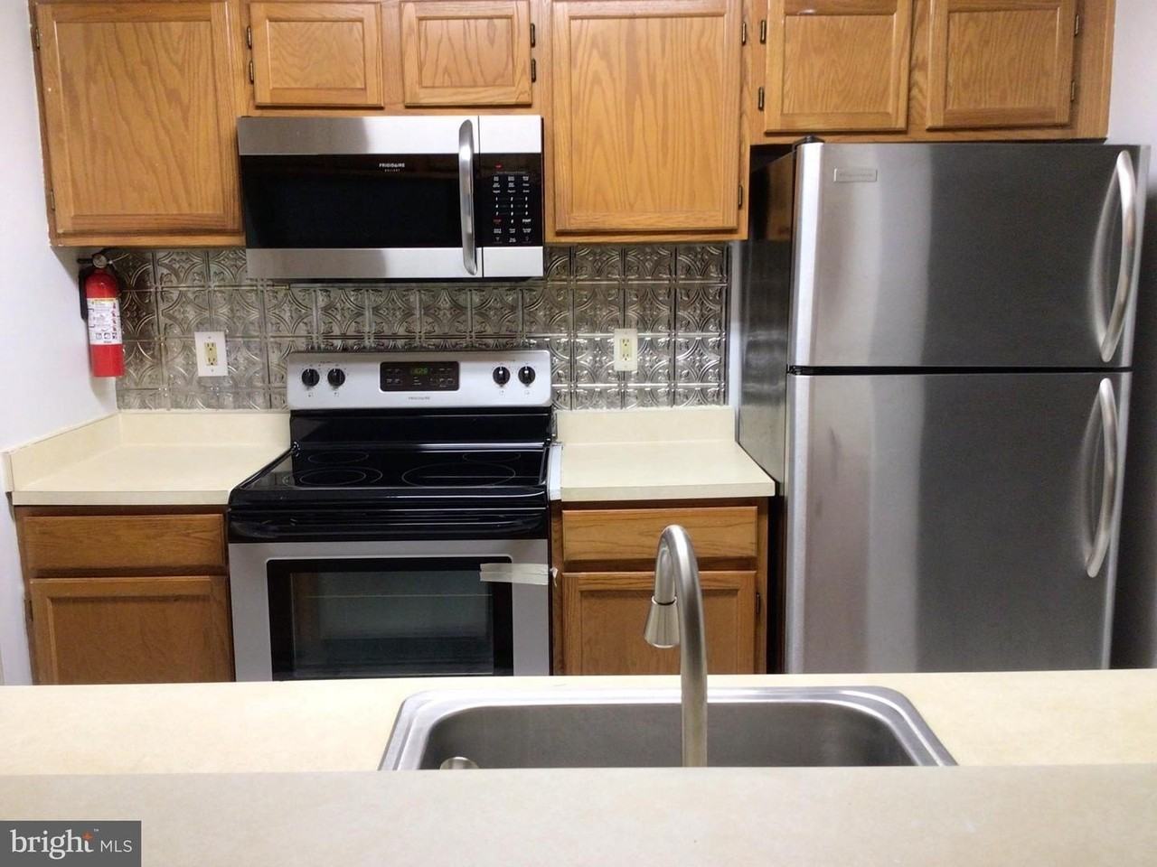 9708 Lake Pointe Ct - Photo 3 of 18