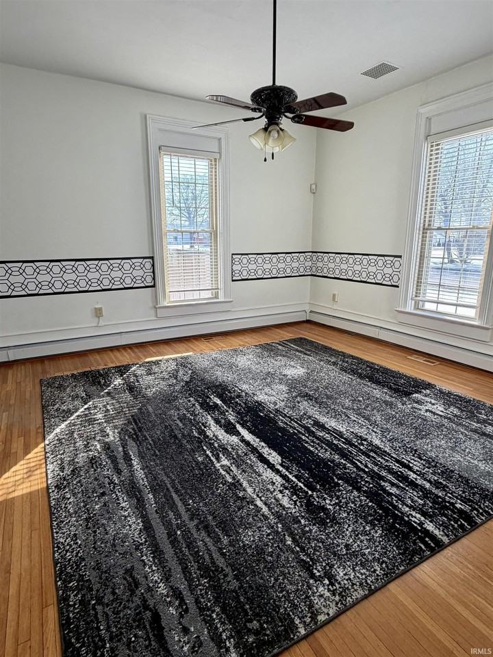 921 S Washington St - Photo 3 of 13