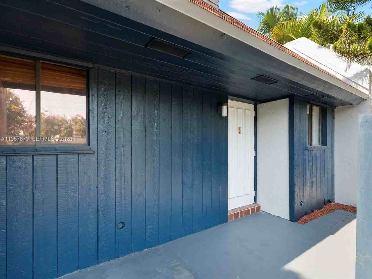 5020 Sw 40th Ave #5020 - Photo 2 of 14