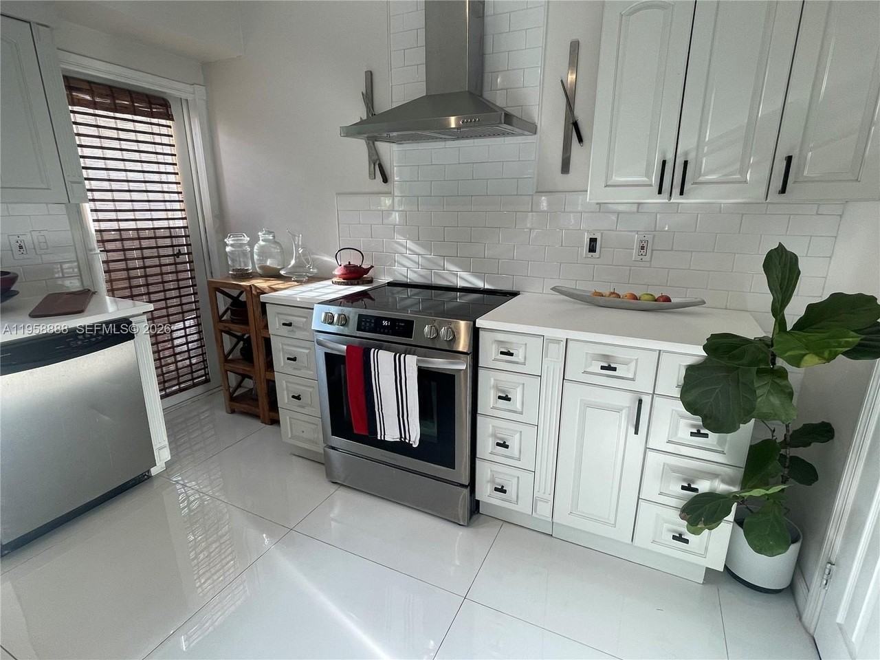 759 Ne 87th St - Photo 4 of 19