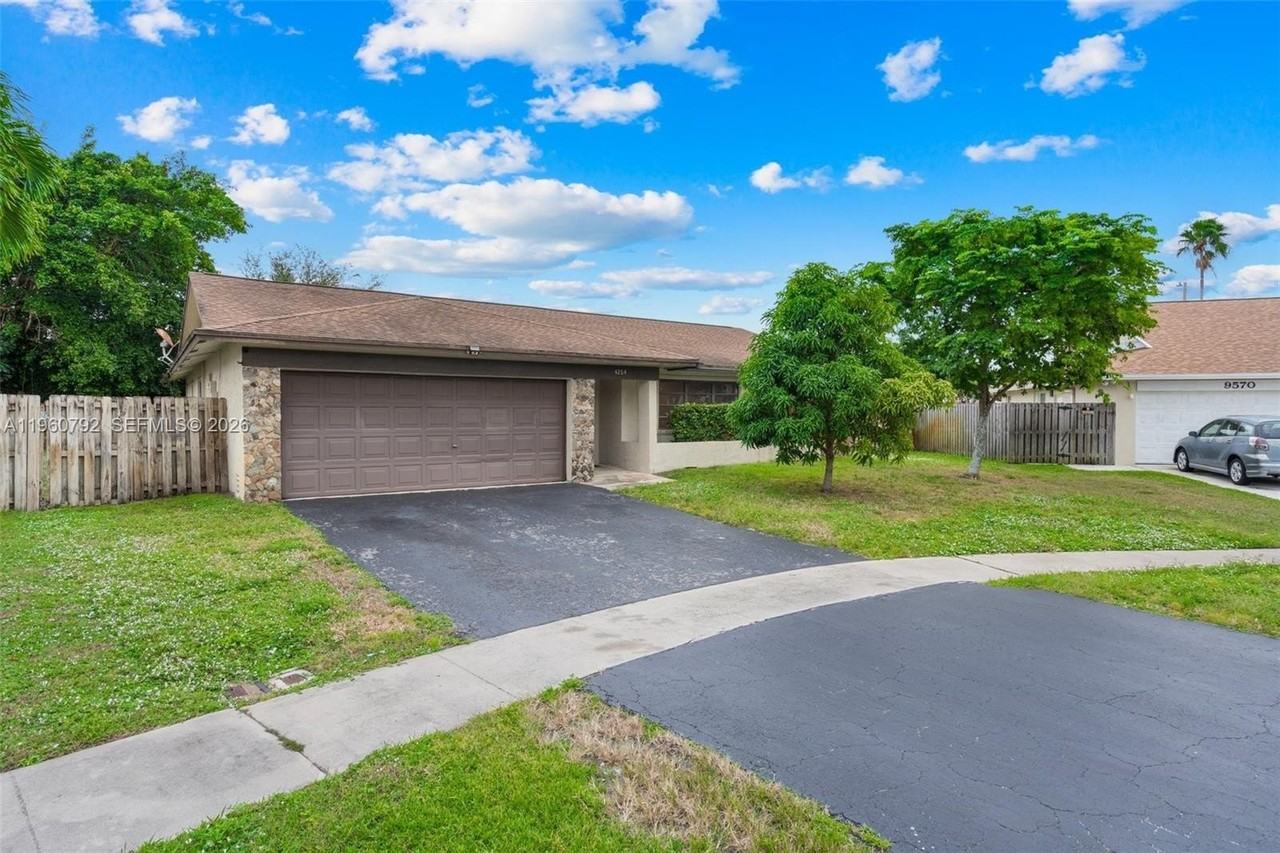 4264 Nw 95th Ter - Photo 2 of 31