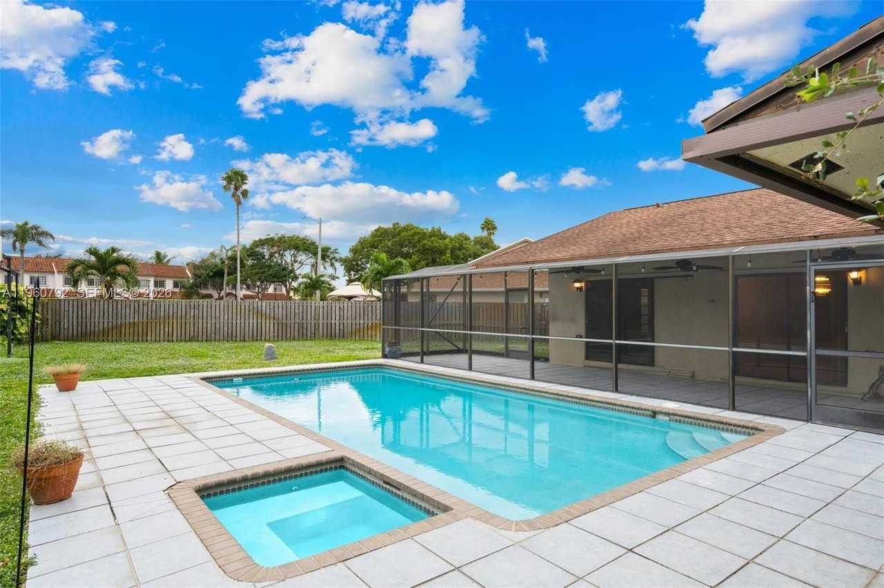 4264 Nw 95th Ter - Photo 3 of 31