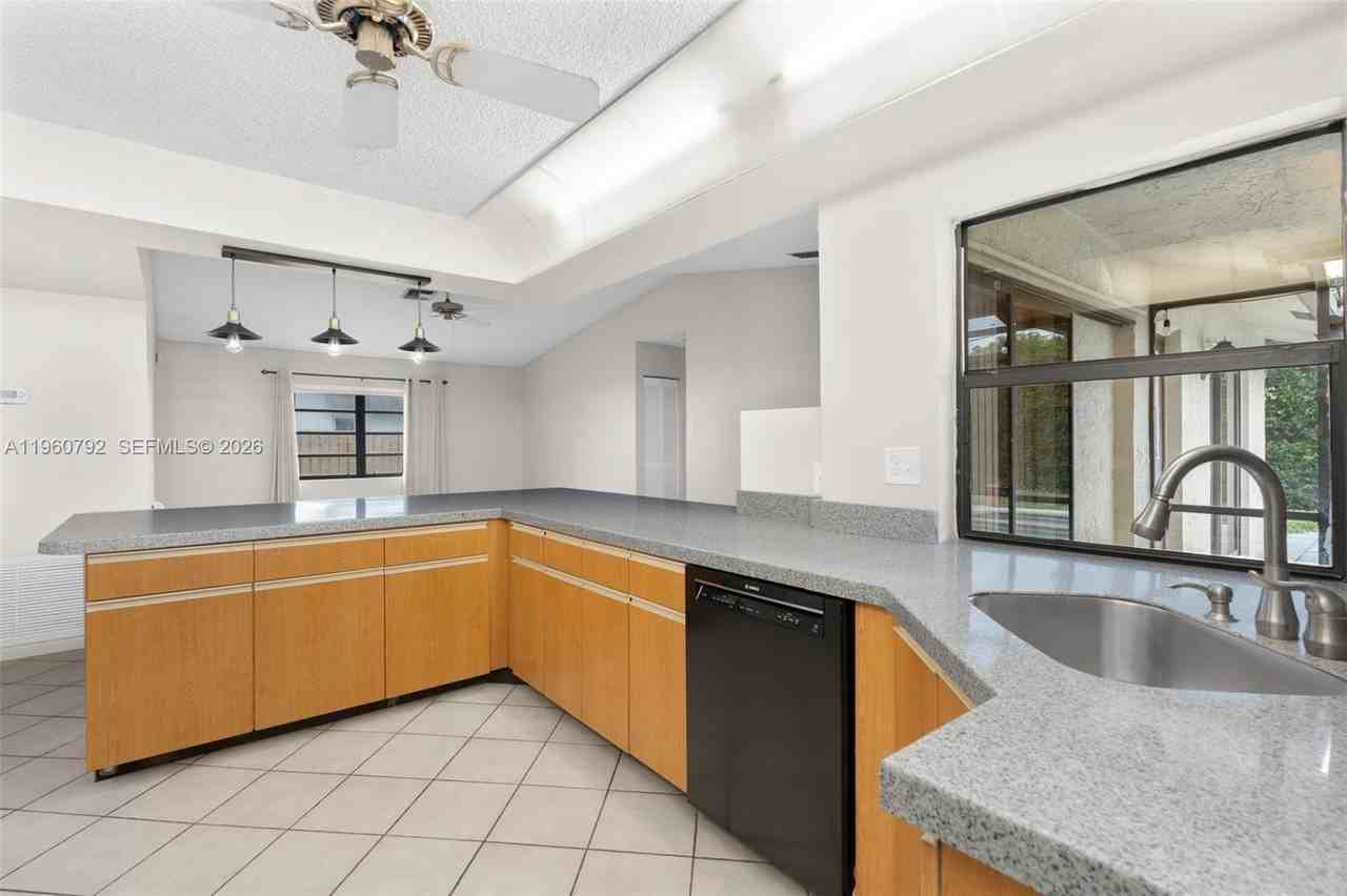 4264 Nw 95th Ter - Photo 4 of 31