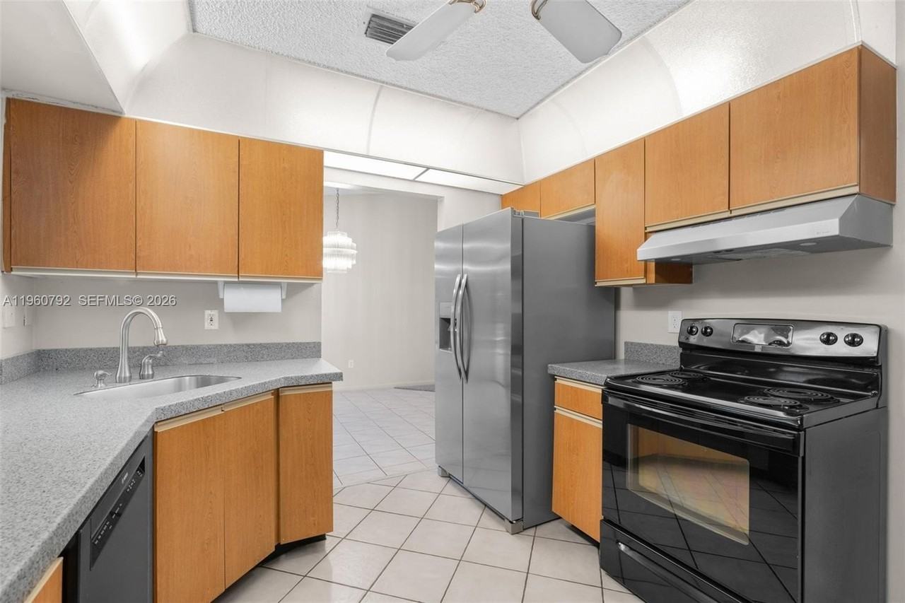 4264 Nw 95th Ter - Photo 5 of 31