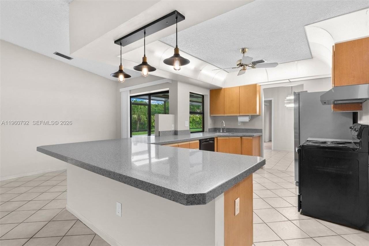 4264 Nw 95th Ter - Photo 7 of 31