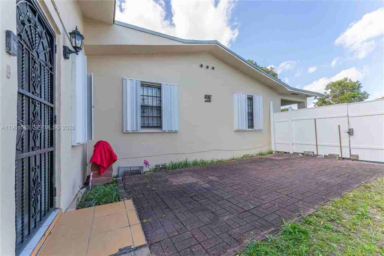 4350 Sw 5th St - Photo 4 of 13