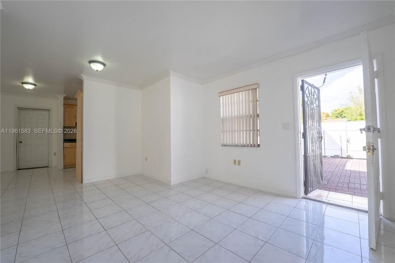 4350 Sw 5th St - Photo 5 of 13