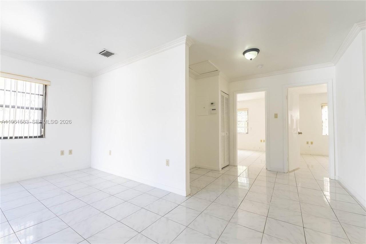 4350 Sw 5th St - Photo 7 of 13