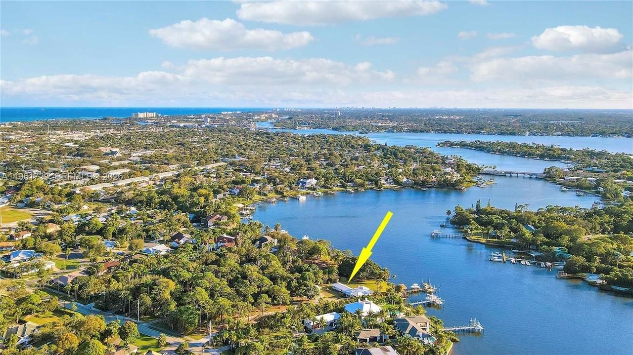 19655 Riverside Dr - Photo 3 of 42