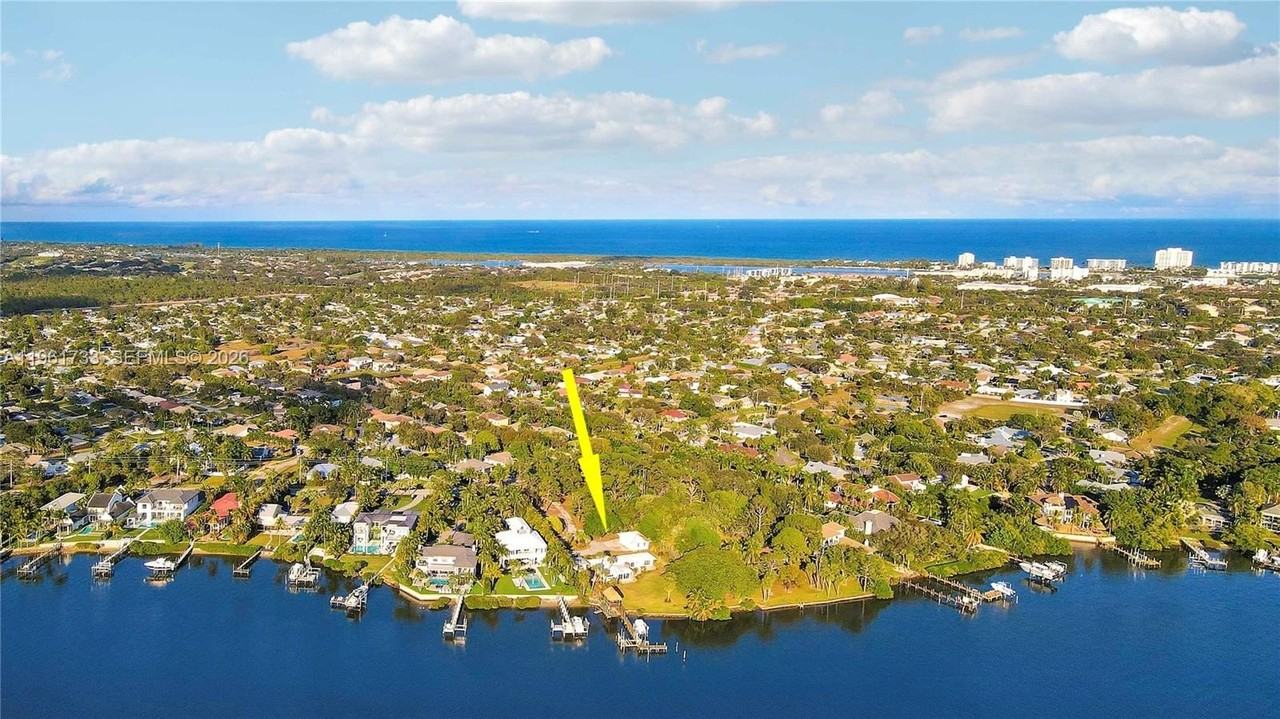 19655 Riverside Dr - Photo 4 of 42