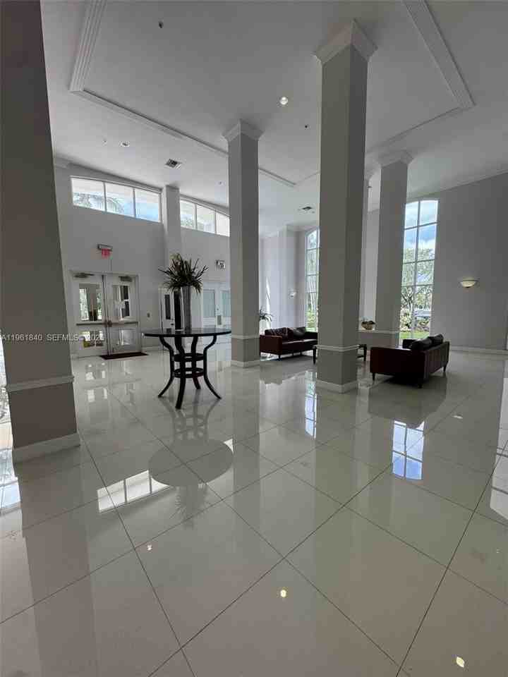 9725 Nw 52nd St #114