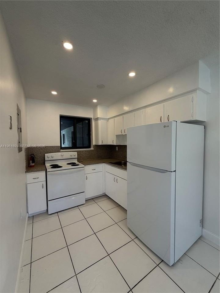 17150 Ne 23rd Ave #10 - Photo 2 of 14