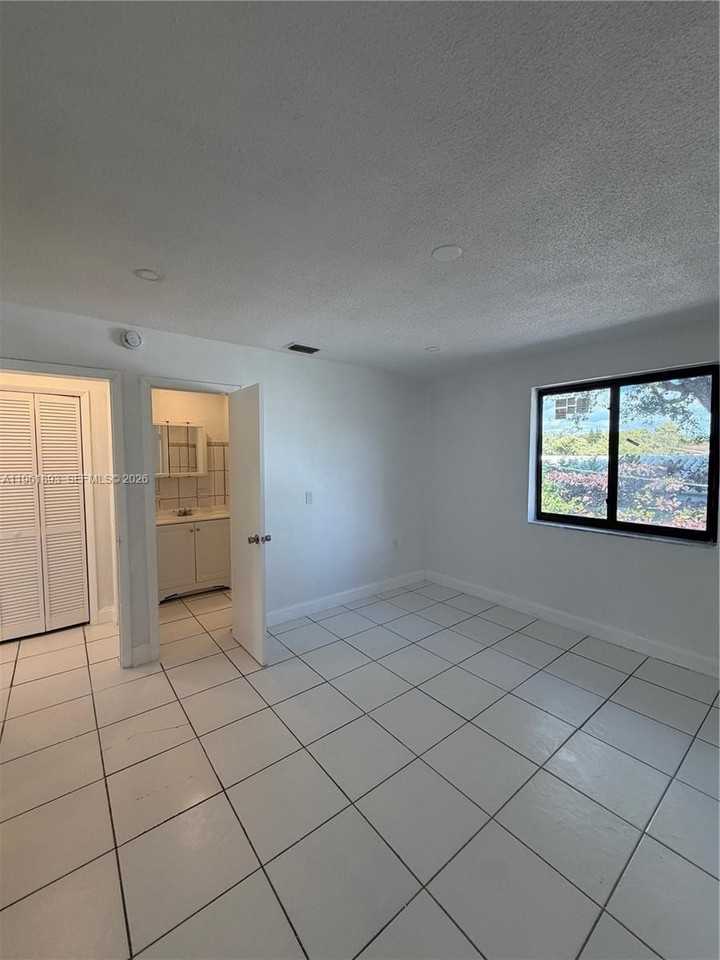 17150 Ne 23rd Ave #10 - Photo 6 of 14