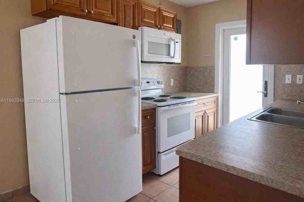 4396 Sw 25th Ter #1-2 - Photo 5 of 15