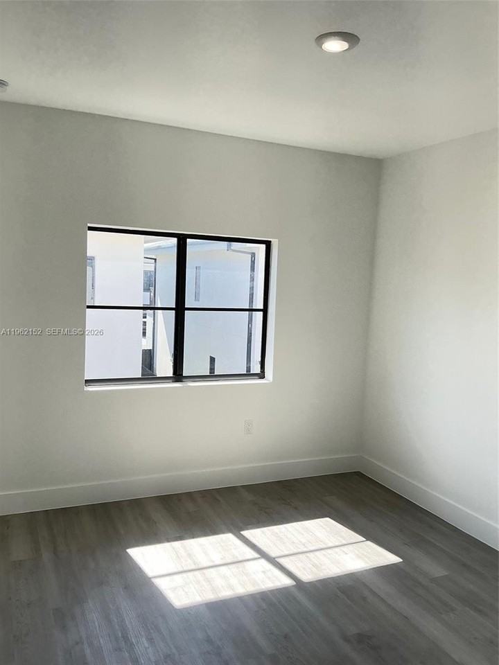 1384 Nw 2nd Ter - Photo 6 of 16