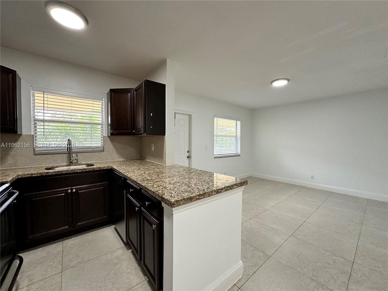 2640 Ne 8th Ave #15 - Photo 4 of 28