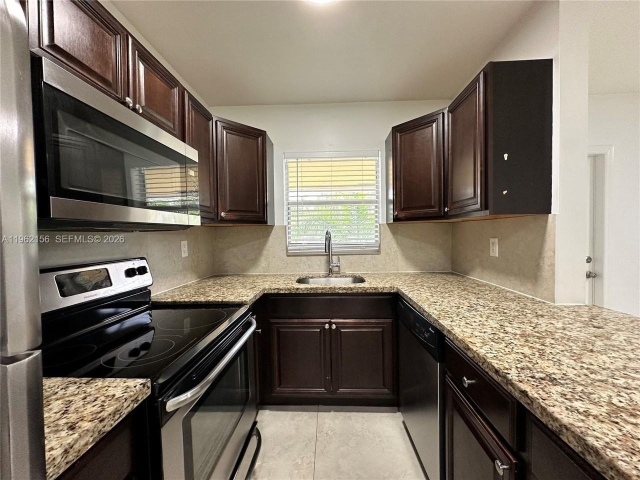 2640 Ne 8th Ave #15 - Photo 7 of 28