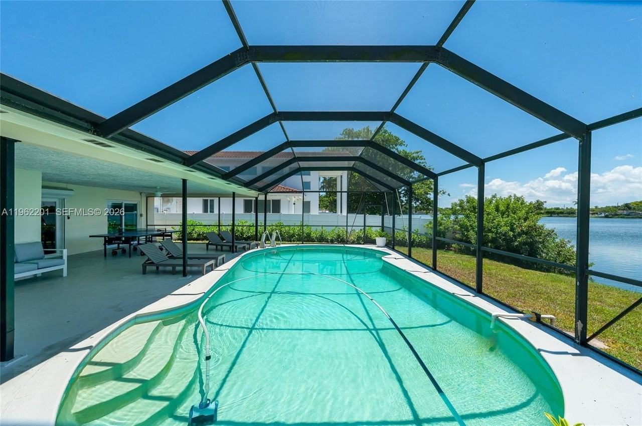 21320 Ne 25th Ct - Photo 2 of 40