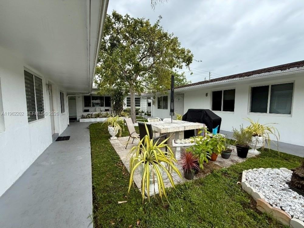 823 Ne 10th St #3 - Photo 2 of 26