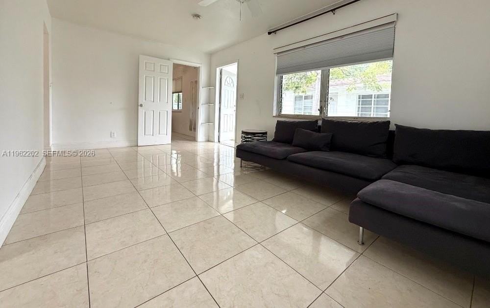 823 Ne 10th St #3 - Photo 5 of 26