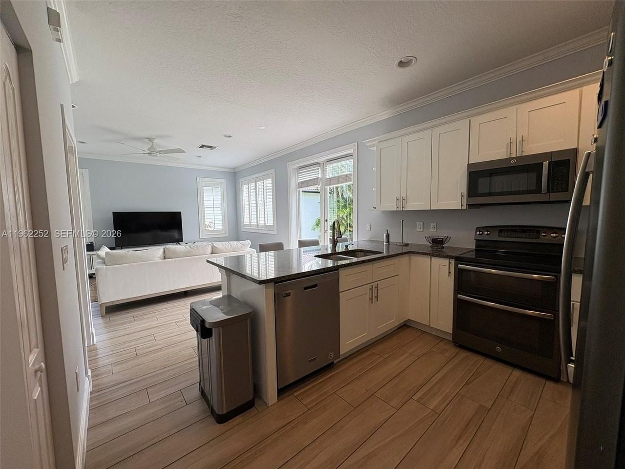 10793 Oak Bend Way - Photo 3 of 15