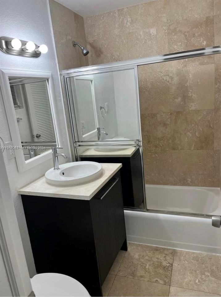 6028 Sw 27th St #R - Photo 7 of 16