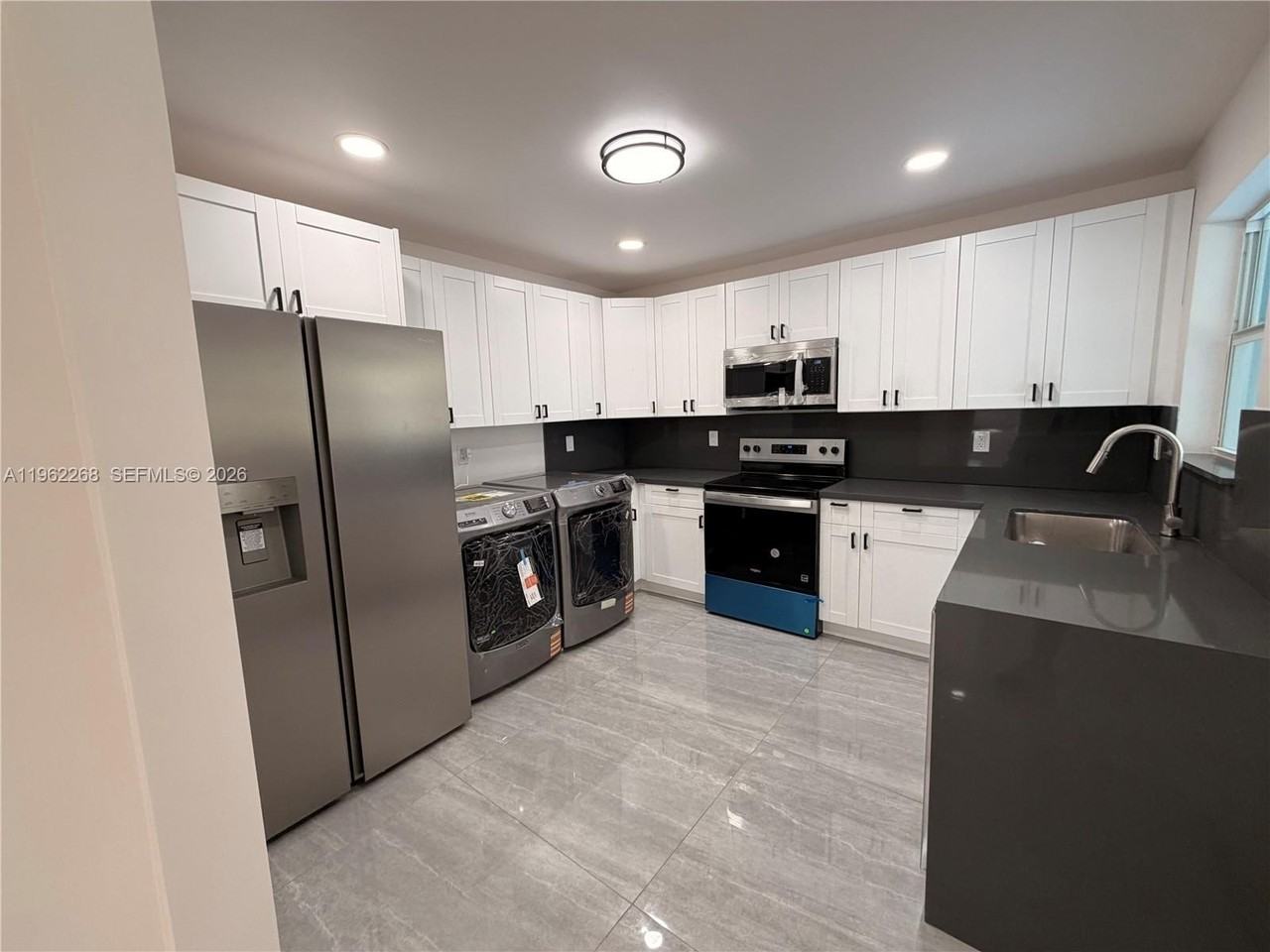 809 Nw 12th Ave - Photo 2 of 10